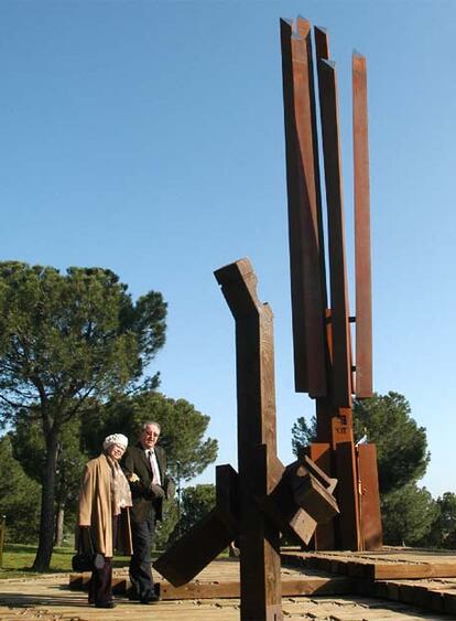 El alcalde de Madrid, Alberto Ruiz-Gallardón, el embajador de Israel en España, Víctor Harel (d), y el presidente de la Comunidad Judía de Madrid, Jacobo Israel Garzón, han inaugurado un monumento en memoria de las víctimas, que representa el terror de los prisioneros que eran trasladados a los campos de concentración nazis