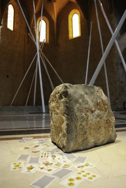 Obra de Echakhch: astas que luchan y rocas de un cuartel de tropas marroquíes de Franco.