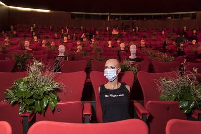 El 17 de junio, los Teatros del Canal de Madrid reabrían sus salas al público. Una de las medidas para mantener la distancia física era colocar maniquíes en las butacas para separar a los espectadores. La obra representada fue la adaptación de Israel Galván de 'El amor brujo'.