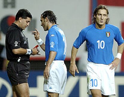 Di Livio pide explicaciones al árbitro, el ecuatoriano Moreno, mientras Totti, expulsado, enfila hacia el vestuario.