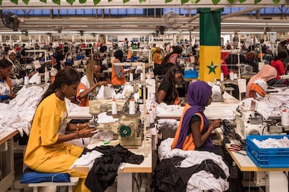 En una inmensa nave, unos 600 trabajadores, la mayoría mujeres, confeccionan unas 11.000 piezas de ropa al día.
