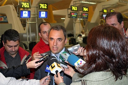 El portavoz del PSOE en la Asamblea de Madrid, Rafael Simancas, atiende a los periodistas antes de viajar a Bruselas.