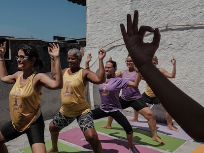 Women practice yoga in the Nucleus of Well-being and Health (Nubes), inside the Complexo da Maré.