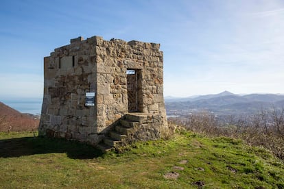 Uno de los torreones levantados en el monte Jaizkibel, por donde realizar senderismo.