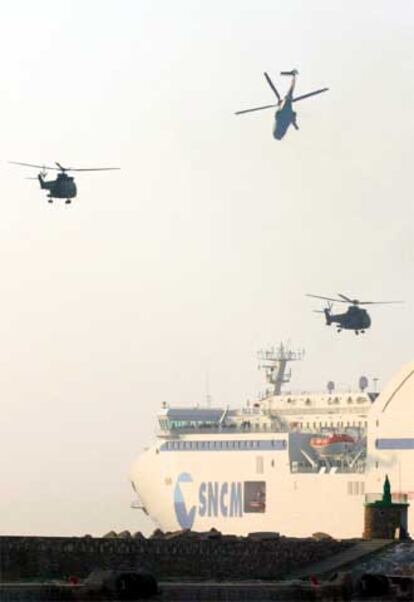 Media docena de helicópteros rodearon el <i>Pascal Paoli</i> en el puerto de Bastia.