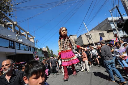 México es el primer país latinoamericano y el primero de habla hispana que visita Amal. En la imagen, la marioneta recorre una calle de la alcaldía Iztapalapa, en Ciudad de México. 