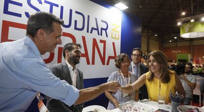 Susana Díaz saluda a un participante en la Conferencia y Exposición Internacional de la Asociación Europea de Educación Internacional.