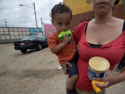 Andrea y su hijo de 18 meses esperan en un refugio de Tijuana, en México, a que su solicitud de asilo en Estados Unidos se resuelva, el 28 de septiembre de 2019.
