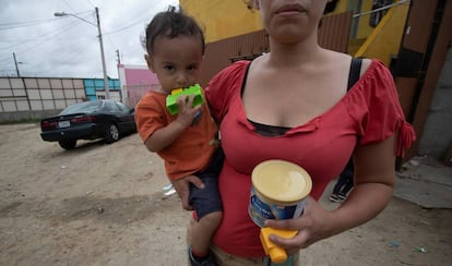 Andrea y su hijo de 18 meses esperan en un refugio de Tijuana, en México, a que su solicitud de asilo en Estados Unidos se resuelva, el 28 de septiembre de 2019.