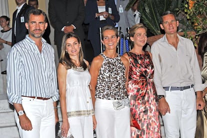Los príncipes de Asturias junto a la infanta Elena, la infanta Cristina e Iñaki Urdangarin en la recepción previa a la boda de los príncipes de Grecia en agosto de 2010. En aquella época era habitual que el futuro rey Felipe VI y doña Letizia se dejaran ver junto a sus hermanas y sus cuñados en distintos actos oficiales y eventos familiares. No sería hasta el estallido del 'caso Nóos', en el que estuvo involucrado el ahora ya exmarido de Cristina, cuando las relaciones se enfriaron entre ellos.