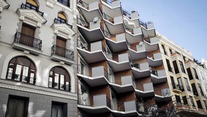 Edificios de viviendas en la calle Covarrubias que demuestran la variedad arquitectónica del barrio de Chamberí.