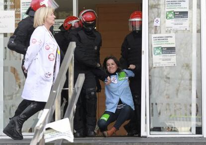 Agentes de la Ertzaintza desalojan a más de un centenar de miembros de personal sanitario que se han encerrado en el Hospital Donostia.