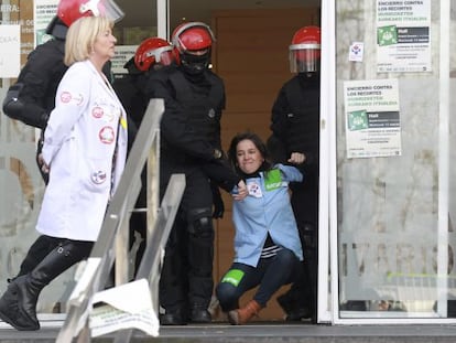 Agentes de la Ertzaintza desalojan a más de un centenar de miembros de personal sanitario que se han encerrado en el Hospital Donostia.