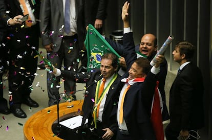 El diputado Paulinho da Força, del partido Solidariedade, vota a favor del 'impeachment' de la presidenta Rousseff.