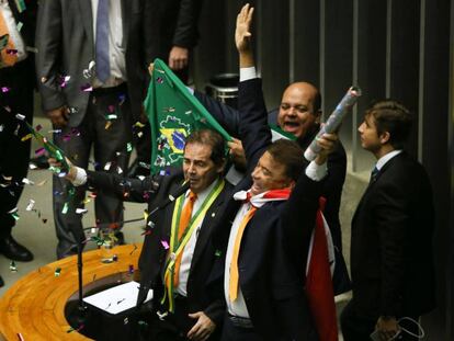 El diputado Paulinho da Força, del partido Solidariedade, vota a favor del 'impeachment' de la presidenta Rousseff.