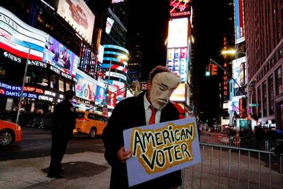 Un votante muestra su tristeza tras los resultados electorales en Times Square, Nueva York.