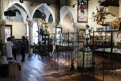 El gran salón gótico del Cau Ferrat, con las colecciones de hierro forjado y pintura que reunió Rusiñol, entre ellos los dos 'grecos' que compró en París