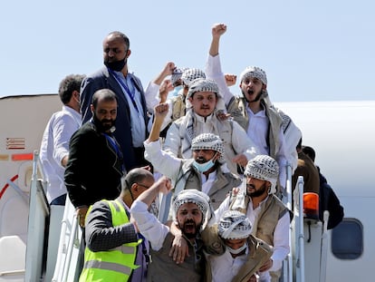 Llegada a Saná de combatientes Huthi liberados por la coalición progubernamental, este jueves.