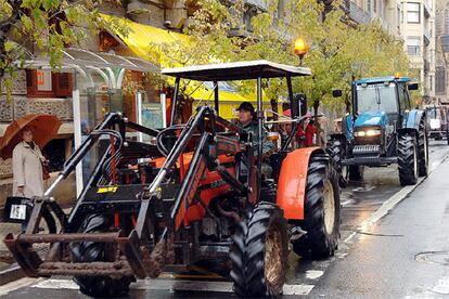 Las protestas también se han extendido al centro de las ciudades. En la imagen, un grupo de agricultores recorre con sus vehículos el centro de San Sebastián.