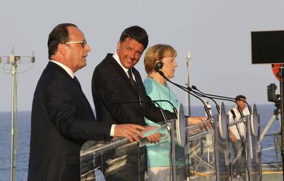 Hollande, Renzi y Merkel, el pasado d&iacute;a 22 a bordo del portaaviones Garibaldi. 