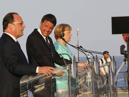 Hollande, Renzi y Merkel, el pasado d&iacute;a 22 a bordo del portaaviones Garibaldi. 