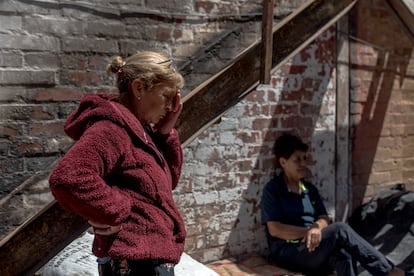 Hermanas de una habitante de la población El Olivar en los restos de la casa afectada por el incendio.