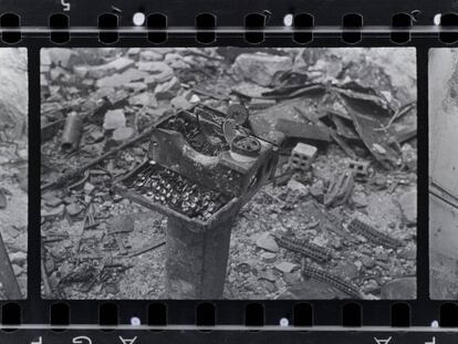 M&aacute;quina de escribir destrozada tras un bombardeo en Gij&oacute;n en 1937. Imagen encontrada en la maleta mexicana con negativos de Robert Capa, Gerda Taro y Chim (David Seymour). 