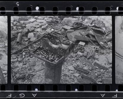 M&aacute;quina de escribir destrozada tras un bombardeo en Gij&oacute;n en 1937. Imagen encontrada en la maleta mexicana con negativos de Robert Capa, Gerda Taro y Chim (David Seymour). 