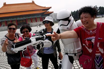Celebración en homenaje a la franquicia creada por George Lucas. En la imagen, unas turistas posan junto con una hombre disfrazado de soldado de asalto en Taipéi (Taiwán).
