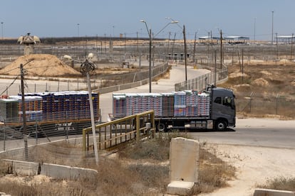 Un camión con ayuda humanitaria entra en la franja de Gaza por el paso de Kerem Shalom, este lunes.