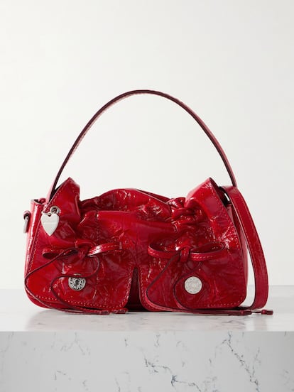 ¿Eres una incondicional de la estética de los primeros años del 2000? Este es entonces el bolso de Acne Studios que buscas: pequeño, fruncido y con bolsillos su estética recuerda a la de aquellos años y el color rojo le da el toque festivo apto para celebrar cualquier cosa. (890 euros).
