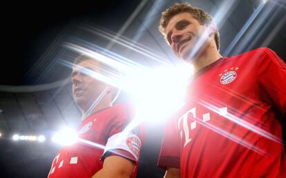 Efectos especiales en el Allianz Arena en la entrada al campo de Philipp Lahm y Thomas Mueller.