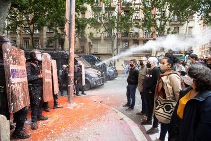 Los agentes han tratado de mediar con los representantes de los concentrados, que estaban en varios de los accesos del bloque Llavors, y han lanzado varios avisos sobre el desahucio.