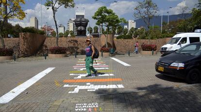 Uno de los métodos para llegar a la gente es dirigiéndose a ella con la misma forma de hablar que tienen los paisas, los oriundos de Medellín. Este paso de peatones del parque San Antonio interpela directamente a los peatones: “Por acá caminas vos”.