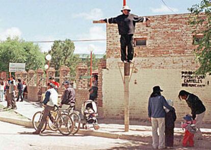 Un parado se crucifica simbólicamente en la localidad de Quiaca.