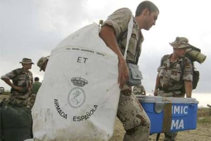 Soldados españoles recogen material ayer antes de abandonar Banda Aceh, en Indonesia.