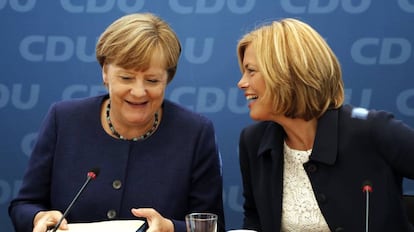 La canciller alemana, Angela Merkel (izquierda), junto a la vicepresidenta de la Uni&oacute;n Cristianodem&oacute;crata (CDU), Julia Kloeckner.