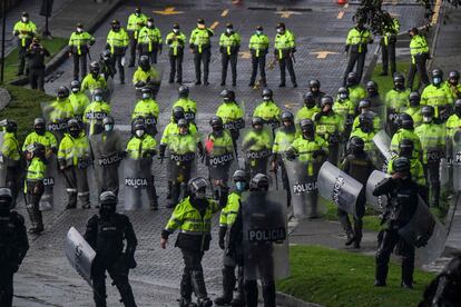 El presidente ordenó a los militares salir a la calle para contener las protestas. Las autoridades dispersaron a las multitudes con cañones de agua y gases lacrimógenos.