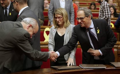 Josep Bargallo, consejero de Educación, hace una reverencia a Quim Torra en presencia de Elsa Artadi.