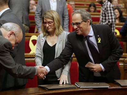 Josep Bargalló, conseller d'Ensenyament, fa una reverència a Quim Torra en presència d'Elsa Artadi.