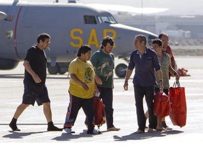 Los seis tripulantes del palangrero <i>Tuly</i>, que naufragó al sur de El Hierro, a su llegada a la base Aérea de Gando, en Gran Canaria.