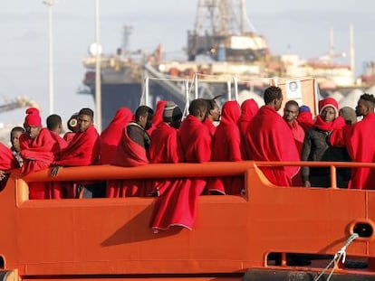 Llegada al puerto de Almer&iacute;a de 64 inmigrantes, entre ellos 11 mujeres y 2 ni&ntilde;os de corta edad. 