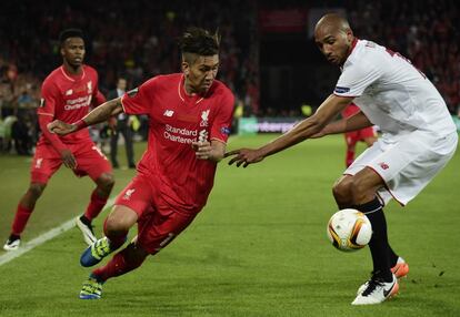 Centrocampista francés del Sevilla Steven N'Zonzi compite con el centrocampista brasileño Roberto Firmino del Liverpool durante el partido final UEFA Europa League.