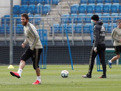 Sergio Ramos (i) y Gareth Bale (d), junto a su entrenador, Zinedine Zidane, este lunes, durante un entrenamiento del Real Madrid.