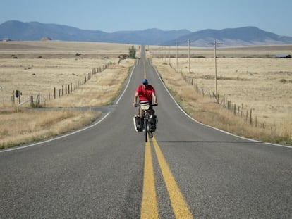 América de punta a punta sobre la bici. El proyecto ‘Today, you can!’ (http://today-you-can.com), de Aart Huijg, economista holandés de 32 años, comenzó el 13 de Julio de 2011 en Deadhorse, Alaska (EE UU), y culminó en Ushuaia (Argentina) los últimos días de 2012, después de 20 meses, casi 34.000 kilómetros y 18 países recorridos. La ruta incluyó conferencias en institutos y universidades de toda América para motivar a estudiantes de todo el continente.