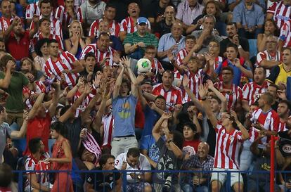 Un balón se pierde en la grada del Vicente Calderón tras un remate a puerta.