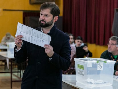 El presidente de Chile, Gabriel Boric, enseña su papeleta antes de emitir el voto en la elección de consejeros constitucionales que redactará una nueva propuesta, en Punta Arenas, Chile.