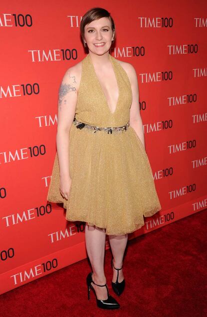 Lena Dunham se suma a la fiebre por Hedi Slimane (y por los escotazos) con este vestido glitter de Saint Laurent.