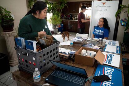 Una mesa de la campaña latina de Bernie Sanders.