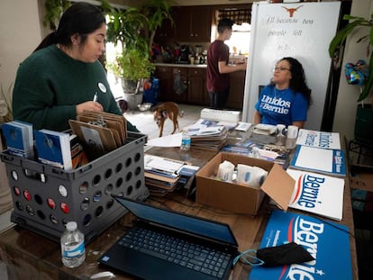 Una mesa de la campaña latina de Bernie Sanders.